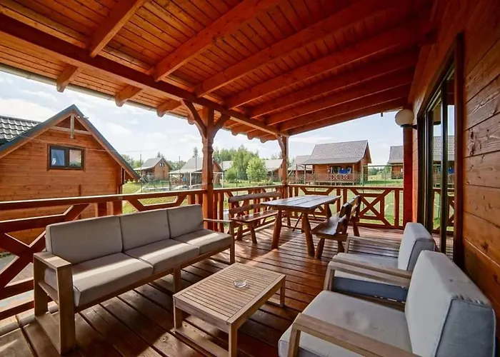 Calo Roczne Z Wlasnym Stawem Nad Jeziorem